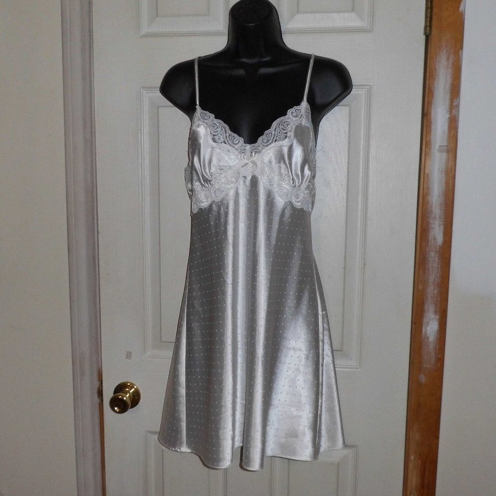Night Gown With Robe- Beautiful - See Pictures